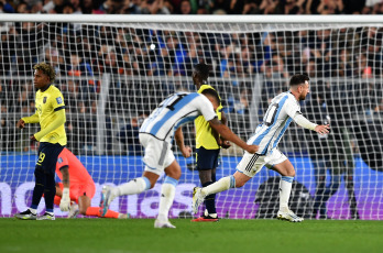 Buenos Aires.- En la foto tomada el 7 de septiembre de 2023, con gol de Lionel Messi de tiro libre, Argentina le gana 1 a 0 a Ecuador. Argentina, el campeón mundial liderado por su capitán Lionel Messi, inicia esta noche su camino hacia la defensa del título en el Mundial 2026 de Estados Unidos, México y Canadá, cuando reciba a Ecuador en el estadio Monumental.