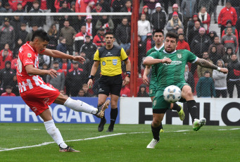 Córdoba, Argentina.- En las fotos tomadas el 3 de septiembre del 2023, durante el partido entre Banfield e Instituto de Córdoba en encuentro válido por la tercera fecha de la zona A de la Copa de la Liga Profesional de Fútbol de Primera División en el Estadio Monumental Presidente Perón. Banfield se encontró con un agónico gol en tiempo de descuento con una gran definición de Gerónimo Rivera y superó a Instituto de Córdoba por 1 a 0.