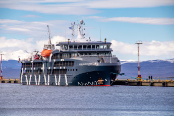 Tierra del Fuego, Argentina.- En las fotos tomadas el 25 de septiembre del 2023, muestra la ciudad portuaria de Ushuaia, Argentina. El gobierno de Tierra del Fuego dio por iniciada la temporada de cruceros turísticos 2023/2024 y anunció que se espera un período récord con 548 recaladas y 195 mil cruceristas que arribarán al puerto de la ciudad.