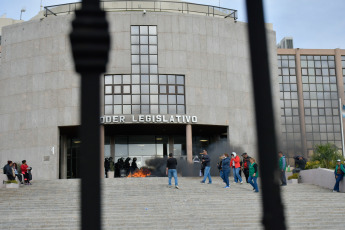 San Luis, Argentina.- En las fotos tomadas el 13 de septiembre del 2023, beneficiarios de planes sociales de San Luis bloquearon accesos y quemaron cubiertas frente a la Legislatura provincial cuando los parlamentarios rechazaron el proyecto que permitía al Ejecutivo local contratarlos como empleados públicos. El proyecto, tenía por objeto incorporar a la administración pública provincial a beneficiarios de planes sociales que prestaban labores en entidad públicas pero no tenían un contrato de trabajo.