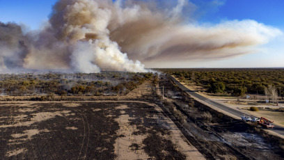 San Luis, Argentina.- En las fotos tomadas el 27 de septiembre del 2023, bomberos combaten un incendio forestal en la zona sur de la ciudad de San Luis. El jefe de Bomberos de la Policía provincial, Rafael Godoy, explicó que el siniestro se originó en la banquina de la Ruta Provincial Nº 3, pasando la Autopista de las Serranías Puntanas, y se extendió por el viento en dirección sur, afectando la vegetación.