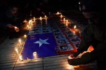 Buenos Aires, Argentina.- En las fotos tomadas el 10 de septiembre del 2023, durante un emotivo espectáculo audiovisual en la explanada del Centro Cultural Kirchner (CCK), donde artistas de Argentina y Chile interpretaron grandes obras de la música popular trasandina, ante un público que acompañó con banderas, velas y hasta un altar en memoria de los desaparecidos en dictadura al cumplirse 50 años del golpe cívico-militar contra el gobierno democrático de Salvador Allende en Chile.