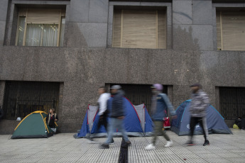 Buenos Aires, Argentina.- In the photos taken on September 21, 2023, the Front of Organizations in Struggle (FOL) along with other social groups carry out a camp in front of the Ministry of Economy, ''In defense of the urbanization of neighborhoods popular and jobs. In that sense, the organizers of the protest reiterated that "they will demand that the Ministry of Economy and Social Development approve the funds to continue carrying out works in popular neighborhoods."