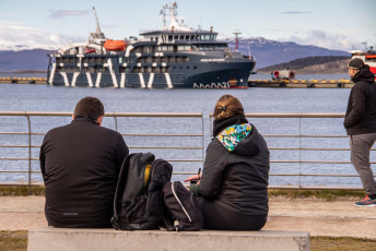 Tierra del Fuego, Argentina.- En las fotos tomadas el 25 de septiembre del 2023, muestra la ciudad portuaria de Ushuaia, Argentina. El gobierno de Tierra del Fuego dio por iniciada la temporada de cruceros turísticos 2023/2024 y anunció que se espera un período récord con 548 recaladas y 195 mil cruceristas que arribarán al puerto de la ciudad.