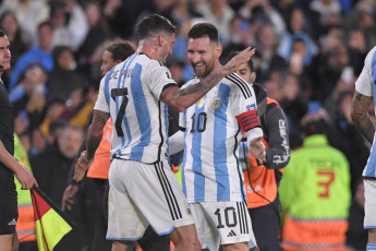 Buenos Aires.- En la foto tomada el 7 de septiembre de 2023, con gol de Lionel Messi de tiro libre, Argentina le gana 1 a 0 a Ecuador. Argentina, el campeón mundial liderado por su capitán Lionel Messi, inicia esta noche su camino hacia la defensa del título en el Mundial 2026 de Estados Unidos, México y Canadá, cuando reciba a Ecuador en el estadio Monumental.