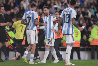 Buenos Aires.- En la foto tomada el 7 de septiembre de 2023, con gol de Lionel Messi de tiro libre, Argentina le gana 1 a 0 a Ecuador. Argentina, el campeón mundial liderado por su capitán Lionel Messi, inicia esta noche su camino hacia la defensa del título en el Mundial 2026 de Estados Unidos, México y Canadá, cuando reciba a Ecuador en el estadio Monumental.