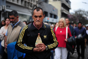 Tucumán, Argentina.- En las fotos tomadas el 24 de septiembre del 2023, la Iglesia tucumana celebró con una procesión a la Virgen de la Merced, patrona de la arquidiócesis y Virgen Generala del Ejército argentino. Las fiestas son coincidentes con los 125 años del templo y los 211 aniversario de la Batalla de Tucumán.