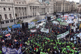 Buenos Aires, Argentina.- En las fotos tomadas el 19 de septiembre del 2023, el movimiento obrero se movilizó al Congreso en apoyo a la eliminación del impuesto a las Ganancias. La CGT y las CTA Autónoma y de los Trabajadores, así como una variada gama de espacios sindicales como la CATT, el Fresimona y la Corriente Federal (CFT), se movilizaron para apoyar el análisis y aprobación del proyecto de ley de eliminación del Impuesto a las Ganancias para la cuarta categoría que se tratará en la Cámara de Diputados.