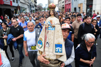 Tucumán, Argentina.- En las fotos tomadas el 24 de septiembre del 2023, la Iglesia tucumana celebró con una procesión a la Virgen de la Merced, patrona de la arquidiócesis y Virgen Generala del Ejército argentino. Las fiestas son coincidentes con los 125 años del templo y los 211 aniversario de la Batalla de Tucumán.