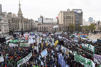 Buenos Aires, Argentina.- In the photos taken on September 19, 2023, the labor movement mobilized in Congress in support of the elimination of the Income Tax. The CGT and the Autonomous and Workers CTA, as well as a varied range of union spaces such as the CATT, the Fresimona and the Federal Current (CFT), mobilized to support the analysis and approval of the bill to eliminate the Tax on the Profits for the fourth category that will be discussed in the Chamber of Deputies.