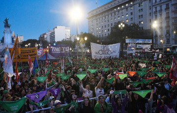 Buenos Aires, Argentina.- In the photos taken on September 28, 2023, thousands of women, diversities, independent activists and organizations marched from Plaza de Mayo to Congress in defense of "safe and free abortion, for ESI and for lives worthy", "against the right, the adjustment and the International Monetary Fund (IMF)", under the cry "freedom is ours".