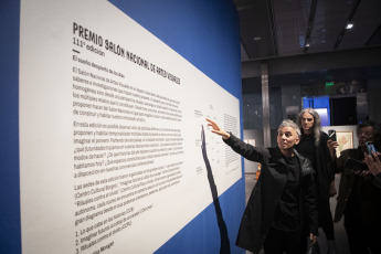 Buenos Aires, Argentina.- En las fotos tomadas el 22 de septiembre del 2023, argentinos visitan una nueva edición del Salón Nacional de Artes Visuales (SNVA), que en esta oportunidad tiene como sedes el Centro Cultural Kirchner (CCK), el Borges -ambos dependientes del Ministerio de Cultura- y el Centro Cultural Paco Urondo de la UBA, todos en la ciudad de Buenos Aires, donde se exponen las 212 obras seleccionadas bajo la curaduría de Guillermina Mongan.