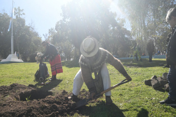 Buenos Aires, Argentina.- En las fotos tomadas el 31 de agosto del 2023, integrantes de pueblos originarios realizan la celebracion de la Pachamama en la Isla Martin Garcia. Con ofrendas, sahumos y sonidos de caracolas sagradas, pueblos originarios celebraron la Pachamama en este lugar considerado una "joya ambiental" en medio del Río de la Plata, con una ceremonia ancestral donde se abrió una boca en la tierra para convidarla con alimentos.