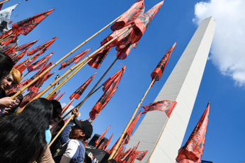 Buenos Aires, Argentina.- En las fotos tomadas el 27 de septiembre del 2023, militantes de la agrupación Libres del Sur y las organizaciones sociales nucleadas en el bloque de Unidad Piquetera se manifestaron en el Ministerio de Trabajo, en reclamo de un aumento del salario mínimo, al considerar que se encuentra "debajo del nivel de indigencia" y que su incremento "es una responsabilidad directa del Gobierno".