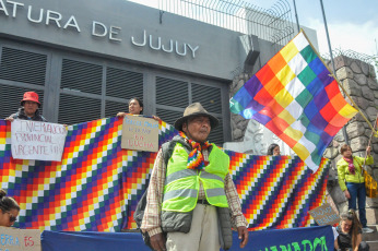 Jujuy, Argentina.- En las fotos tomadas el 18 de septiembre del 2023, comunidades indígenas que integran el Tercer Malón de la Paz marcharon en Jujuy en repudio a la reforma Constitucional y anunciaron que presentarán pedidos a los diferentes bloques legislativos para que se abstengan de sesionar por proyectos vinculados con la iniciativa oficial. La reforma, impulsada por el gobernador Gerardo Morales, fue aprobada y jurada el 20 de junio, cuando se desató una brutal represión policial contra manifestantes que causó numerosos detenidos y heridos.