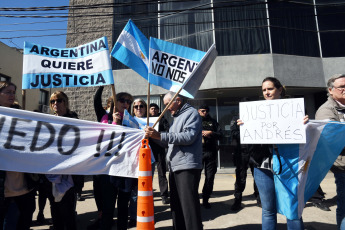 Buenos Aires.- En la foto tomada el 18 de septiembre de 2023, familiares y amigos de Andrés Blaquier (62), el empresario asesinado de un tiro en el pecho el 29 de octubre del año por delincuentes que le robaron la moto mientras circulaba por la autopista Panamericana, reclamaban hoy justicia con carteles y banderas argentinas frente a los tribunales de menores de San Isidro, donde dos adolescentes de 17 años comenzaron a ser juzgados por el crimen.