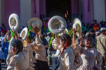 Salta, Argentina.- En las fotos tomadas el 14 de septiembre del 2023, miles de peregrinos, llegados de distintos puntos de Salta y de otras provincias protagonizaron un incesante paso frente a las imágenes del Señor y la Virgen del Milagro, en la catedral basílica de la capital salteña, en el marco de una de las fiestas religiosas más convocantes del país, que culmina este viernes (15), con la tradicional procesión.