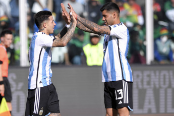 La Paz.- En la foto del 12 de septiembre de 2023, Enzo Fernandez festeja el primer gol del seleccionado argentino, que sin Lionel Messi entre los jugadores disponibles, se enfrenta a su par de Bolivia en el estadio Hernando Siles de La Paz, ubicado a 3.650 metros de altura sobre el nivel del mar, por la segunda fecha de las Eliminatorias sudamericanas para el Mundial 2026.