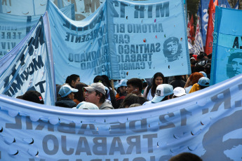 Buenos Aires, Argentina.- In the photos taken on September 27, 2023, militants from the Libres del Sur group and the social organizations grouped in the Unidad Piquetera bloc demonstrated at the Ministry of Labor, demanding an increase in wages. minimum, considering that it is "below the level of indigence" and that its increase "is a direct responsibility of the Government."