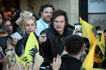 San Luis, Argentina.- En la foto tomada el 16 de septiembre de 2023, el candidato a presidente por La Libertad Avanza, Javier Milei, sostuvo hoy que "la grieta kirchnerismo - antikirchnerismo ha muerto" y reiteró que todos los que quieran "acompañar los cambios de fondo" en Argentina "son bienvenidos" al espacio que encabeza, durante su visita a San Luis. Al frente de una caravana desde la plaza Pringles, en el centro de la capital puntana, Milei prometió a sus seguidores "Si nosotros ganamos, el sistema político se va a reconfigurar".