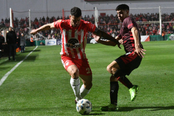 Córdoba, Argentina.- En las fotos tomadas el 20 de septiembre del 2023, durante el partido entre Instituto y Colón por la jornada 5 de la Copa de la Liga en el Estadio Monumental Presidente Perón. Instituto venció por 3-1 a Colón como local. Para Instituto los goles fueron marcados por Adrián Martínez (a los 11, 71 minutos) y Nicolás Barrientos (a los 93 minutos). Para Colón el gol fue marcado por Ramón Ábila (a los 7 minutos).