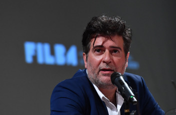 Buenos Aires, Argentina.- En las fotos tomadas el 27 de septiembre del 2023, los autores Gabriela Massuh, Rafael Spregelburd (foto) y Mariano Blatt unieron sus voces en el auditorio del Malba y dieron comienzo a la décimo quinta edición del Festival Internacional de Literatura Filba, que tendrá lugar hasta el domingo en siete sedes de la ciudad de Buenos Aires. El festival, reunirá una variedad de estudiosos y eventos literarios durante cinco días en la capital argentina.