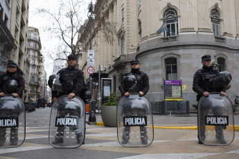 Buenos Aires, Argentina.- En la foto tomada el 4 de septiembre de 2023, el Encuentro Memoria, Verdad y Justicia, que nuclea a organizaciones de derechos humanos, políticas, sociales, sindicales y estudiantiles, repudió hoy frente a la Legislatura porteña la actividad prevista para esta tarde por la candidata a vicepresidenta por la Libertad Avanza (LLA), Victoria Villarruel, para 'homenajear a las víctimas del terrorismo'.