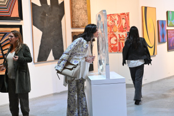 Buenos Aires, Argentina.- En las fotos tomadas el 3 de septiembre del 2023, más de 40.000 personas visitaron una nueva edición de arteba, la feria de arte contemporáneo que cerró este domingo sus puertas en Centro Costa Salguero y que arrojó un balance más que positivo para las galerías participantes, que dieron definiciones como "muy buena edición", "de muy buenas ventas", "superó las expectativas" y "la mejor feria en quince años".