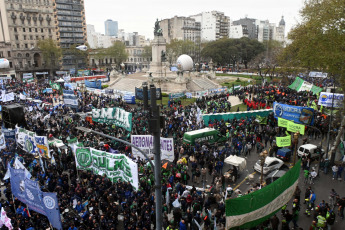 Buenos Aires, Argentina.- In the photos taken on September 19, 2023, the labor movement mobilized in Congress in support of the elimination of the Income Tax. The CGT and the Autonomous and Workers CTA, as well as a varied range of union spaces such as the CATT, the Fresimona and the Federal Current (CFT), mobilized to support the analysis and approval of the bill to eliminate the Tax on the Profits for the fourth category that will be discussed in the Chamber of Deputies.