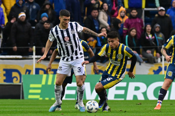 Rosario, Argentina.- En las fotos tomadas el 3 de septiembre del 2023, durante el partido entre Rosario Central y Talleres, de Córdoba en el Gigante de Arroyito, por la tercera fecha de la Zona A de la Copa de la Liga. Rosario Central venció 2 a 0 a Talleres. Los goles fueron convertidos por los volantes ofensivo Jaminton Campaz e Ignacio Malcorra, en el final del primer tiempo.