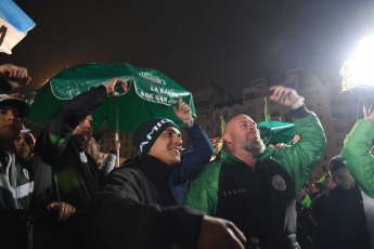 Buenos Aires, Argentina.- En las fotos tomadas el 19 de septiembre del 2023, el movimiento obrero se movilizó al Congreso en apoyo a la eliminación del impuesto a las Ganancias. La CGT y las CTA Autónoma y de los Trabajadores, así como una variada gama de espacios sindicales como la CATT, el Fresimona y la Corriente Federal (CFT), se movilizaron para apoyar el análisis y aprobación del proyecto de ley de eliminación del Impuesto a las Ganancias para la cuarta categoría que se tratará en la Cámara de Diputados.