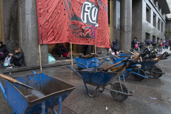 Buenos Aires, Argentina.- En las fotos tomadas el 21 de septiembre del 2023, el Frente de Organizaciones en Lucha (FOL) junto a otras agrupaciones sociales realizan un acampe frente al Ministerio de Economía, ''En defensa de la urbanización de los barrios populares y de los puestos de trabajo''. En ese sentido, los organizadores de la protesta reiteraron que “le reclamarán al Ministerio de Economía y Desarrollo Social que aprueben los fondos para seguir ejecutando obras en los barrios populares”.