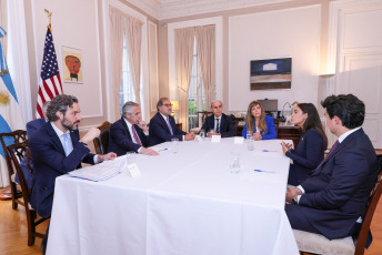 New York, United States.- In the photos taken on September 18, 2023, the Argentine president, Alberto Fernández (2nd left), held a meeting with the American legislator Alexandria Ocasio-Cortez (2nd right), following her complaint about corruption in the case of magnate Paul Singer for the vulture funds against Argentina. After the meeting, the Argentine Government evaluates the possibility of filing a complaint against the North American Supreme Court.