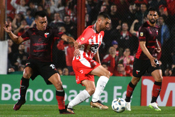 Córdoba, Argentina.- En las fotos tomadas el 20 de septiembre del 2023, durante el partido entre Instituto y Colón por la jornada 5 de la Copa de la Liga en el Estadio Monumental Presidente Perón. Instituto venció por 3-1 a Colón como local. Para Instituto los goles fueron marcados por Adrián Martínez (a los 11, 71 minutos) y Nicolás Barrientos (a los 93 minutos). Para Colón el gol fue marcado por Ramón Ábila (a los 7 minutos).