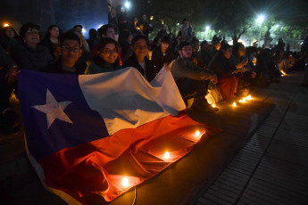 Buenos Aires, Argentina.- En las fotos tomadas el 10 de septiembre del 2023, durante un emotivo espectáculo audiovisual en la explanada del Centro Cultural Kirchner (CCK), donde artistas de Argentina y Chile interpretaron grandes obras de la música popular trasandina, ante un público que acompañó con banderas, velas y hasta un altar en memoria de los desaparecidos en dictadura al cumplirse 50 años del golpe cívico-militar contra el gobierno democrático de Salvador Allende en Chile.