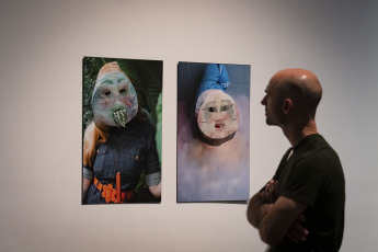 Buenos Aires, Argentina.- En las fotos tomadas el 22 de septiembre del 2023, argentinos visitan una nueva edición del Salón Nacional de Artes Visuales (SNVA), que en esta oportunidad tiene como sedes el Centro Cultural Kirchner (CCK), el Borges -ambos dependientes del Ministerio de Cultura- y el Centro Cultural Paco Urondo de la UBA, todos en la ciudad de Buenos Aires, donde se exponen las 212 obras seleccionadas bajo la curaduría de Guillermina Mongan.