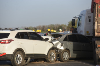 Córdoba, Argentina.- Photos taken on September 11, 2023 show a multiple crash on provincial route 13, between Villa del Rosario and Luque, in the Córdoba department of Río Segundo. Two people died in accidents that occurred on provincial route 13, between the Córdoba towns of Villa del Rosario and Luque, and on the Rosario-Córdoba highway, where at least 30 vehicles collided in a chain, and both crashes were caused by a cloud of land caused by strong winds that blew in those areas of the country.