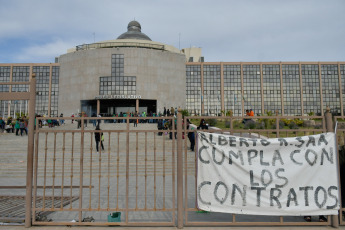 San Luis, Argentina.- En las fotos tomadas el 13 de septiembre del 2023, beneficiarios de planes sociales de San Luis bloquearon accesos y quemaron cubiertas frente a la Legislatura provincial cuando los parlamentarios rechazaron el proyecto que permitía al Ejecutivo local contratarlos como empleados públicos. El proyecto, tenía por objeto incorporar a la administración pública provincial a beneficiarios de planes sociales que prestaban labores en entidad públicas pero no tenían un contrato de trabajo.