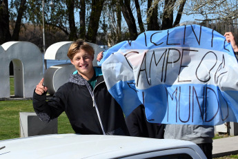 Viedma, Argentina.- In the photos taken on September 12, 2023, the young paddler Vicente Vergauven was received in the Rio Negro city of Viedma after winning two gold medals in the world championship of the canoeing marathon category in Denmark. Vergauven became the first Viedmense to win two gold medals in the same competition and marked the podium for the Argentine delegation in Vejen, Denmark.