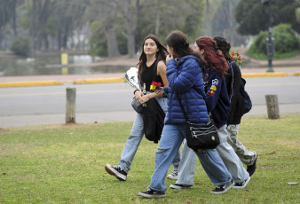 Buenos Aires, Argentina.- En las fotos tomadas el 22 de septiembre del 2023, muestra las calles de Buenos Aires durante el inicio de la primavera. Una gran irrupción de calor comienza a sufrir parte de Sudamérica y alcanzará su esplendor hacia el fin de semana, con temperaturas extremas en Paraguay, el sur de Brasil y el norte de Argentina. El viento norte fomentará un marcado ascenso de temperatura en el territorio nacional, esperando los registros más altos de temperatura que puedan observarse en esta región para esta época del año.