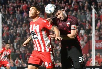 Córdoba, Argentina.- En las fotos tomadas el 20 de septiembre del 2023, durante el partido entre Instituto y Colón por la jornada 5 de la Copa de la Liga en el Estadio Monumental Presidente Perón. Instituto venció por 3-1 a Colón como local. Para Instituto los goles fueron marcados por Adrián Martínez (a los 11, 71 minutos) y Nicolás Barrientos (a los 93 minutos). Para Colón el gol fue marcado por Ramón Ábila (a los 7 minutos).