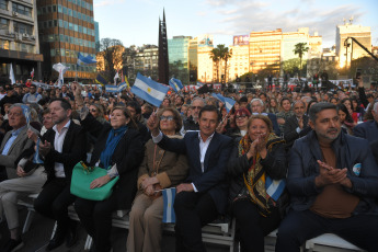 Buenos Aires, Argentina.- En las fotos tomadas el 30 de octubre del 2023, el Comité Nacional de la Unión Cívica Radical (UCR) celebró el 40 aniversario del triunfo electoral que consagró presidente a Raúl Alfonsín tras siete años de dictadura militar. Argentina conmemora un hito histórico, marcando 40 años desde las elecciones que pusieron fin a la última dictadura militar (1976-1983), inaugurando así el período más largo de democracia en el país, dejando atrás una serie de golpes de Estado que marcaron el siglo XX en la nación.