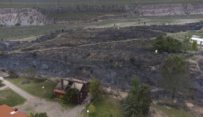 Mendoza, Argentina. En las fotos tomadas el 30 de octubre del 2023, muestra las zonas afectadas por un incendio en Luján de Cuyo provocado por el viento Zonda. Aunque algunos focos aún siguen activos, unas 82 personas tuvieron que ser evacuadas a un polideportivo de esa ciudad mendocina, se informó oficialmente. Según fuentes oficiales, se estima que el fuego afectó una extensión de más de 4.000 hectáreas en toda la provincia.