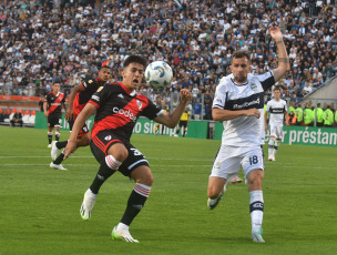 La Plata, Argentina.- En las fotos tomadas el 29 de octubre del 2023, durante el partido entre River Plate y Gimnasia en un encuentro correspondiente a la fecha 11 de la Copa de la Liga. El conjunto que dirige Martín Demichelis se impuso 2-1 como visitante ante los de Leonardo Madelón. River dio vuelta el marcador en el Bosque gracias a los goles de Paulo Díaz y Salomón Rondón, ambos en el segundo tiempo