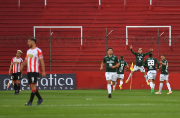 Buenos Aires, Argentina.- En las fotos tomadas el 2 de octubre del 2023, durante el partido entre Barracas Central y Sarmiento en el Estadio Claudio Chiqui Tapia en un partido correspondiente a la 7ma fecha de la Copa de la Liga. Barracas Central empató 1-1 con Sarmiento. El defensor Juan Ignacio Díaz anotó para Barracas, que hizo de local en la cancha de Huracán, mientras que Guido Mainero igualó para Sarmiento.