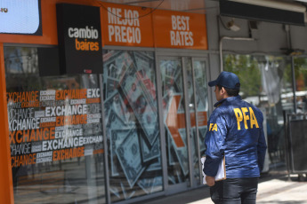 Buenos Aires, Argentina.- In the photos taken on October 18, 2023, members of the Federal Police (PFA) together with inspectors from the Federal Administration of Public Revenue (AFIP) and Customs carried out an inspection operation in different branches of an exchange house registered with the Central Bank, with the objective of controlling that there are no irregularities in currency operations.