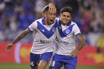 Buenos Aires, Argentina.- En las fotos tomadas el 9 de octubre del 2023, durante el partido entre Vélez y Atlético Tucumán en un encuentro correspondiente a la octava fecha de la Zona A de la Copa de la Liga Profesional en el estadio José Amalfitani de Liniers. Vélez Sarsfield venció 3-1 a Atlético Tucumán en su reencuentro con el público luego de dos resultados adversos de visitante.