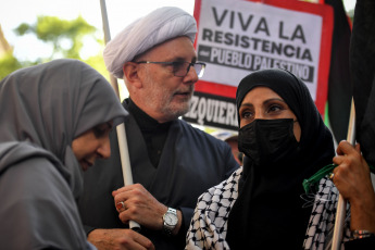 Buenos Aires, Argentina.- En las fotos tomadas el 9 de octubre del 2023, organizaciones sociales participan de multitudinarias manifestaciones en apoyo a las poblaciones de ambos lados del conflicto. En respuesta a la violencia desencadenada por la guerra, son muchas las manifestaciones alrededor del mundo en apoyo, por un lado de palestinos, y, por otro, de judíos e israelíes. El grupo militante palestino Hamás lanzó un ataque mortal contra Israel, que ha declarado la guerra a Gaza, desatando el temor a una escalada del conflicto en Oriente Próximo.