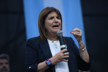 Mendoza, Argentina.- En las fotos tomadas el 17 de octubre del 2023, la candidata presidencial de Juntos por el Cambio (JxC), Patricia Bullrich, visitó la provincia de Mendoza, donde realizó un acto de cierre de campaña, a cinco días de las elecciones presidenciales. Bullrich, se prepara para un spring final de alta intensidad que implicará cierres de campaña en siete provincias.