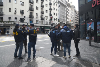 Buenos Aires, Argentina.- In the photos taken on October 11, 2023, members of the Federal Police and inspectors from the Federal Administration of Public Revenue (AFIP) carry out inspection operations in the city of Buenos Aires with the aim of stopping operations in the informal currency market, where the so-called "blue" dollar surpassed the 1,000 peso barrier.